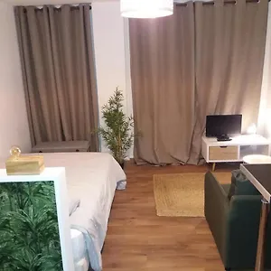 Studio Avec Terrasse, Proche Tram Appartement